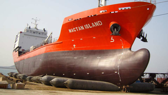 ضغط 0.05-0.25 MPA أكياس الهواء المطاطية البحرية سمك 6mm-20mm طبقات 4-9 التصميم البنائي الثقيل