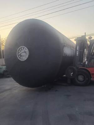 واقيات الرفارف البحرية من البولي يوريثين الرغوي المطاطي تتميز بمرونة ممتازة ومقاومة للإجهاد البيئي البحري