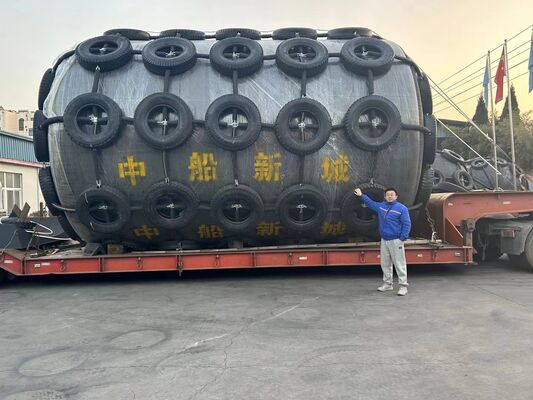 واقيات طافية مملوءة بالرغوة لمدة 24 شهرًا D3.0m X L5.0m انحراف 60 بالمائة حل حماية متين لأرصفة السفن